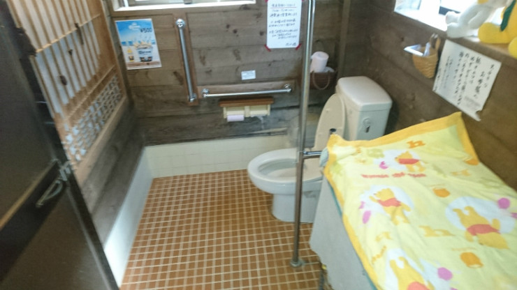 手すり完備の車椅子ユーザートイレ。