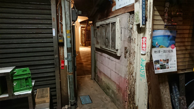 栄町商店街・夜・トイレへの通路