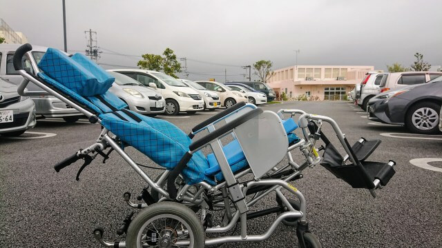 寝たきり状態の障がい者高齢者へ快適ポジションを演出するチィルト式リクライニング車椅子