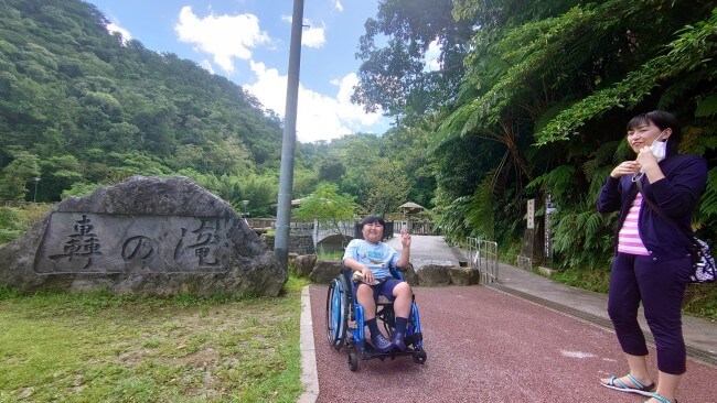 名護市・轟の滝公園前の車椅子ユーザー
